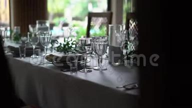 宴会装饰的桌子，有餐具。 宴会厅的婚礼装饰.. 提供节日餐桌、餐盘、餐巾纸